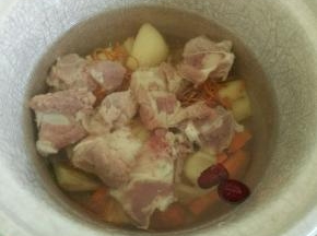全部食材放炖锅里，加入清水，大火煮开继续炖1.5小时转小火1小时