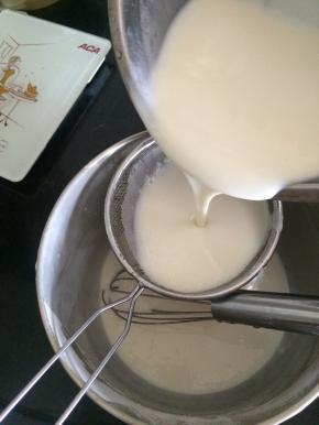 先把60克糥米粉炒熟当手粉，芒果切粒
把除了黄油外的所有材料放入盆中，搅拌均匀至糖完全溶化，把面糊过筛一遍