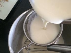 先把60克糥米粉炒熟当手粉，芒果切粒
把除了黄油外的所有材料放入盆中，搅拌均匀至糖完全溶化，把面糊过筛一遍