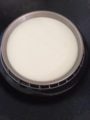 倒入披萨盘放锅上蒸熟