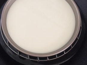 倒入披萨盘放锅上蒸熟