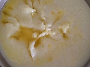 蒸好后趁热加入黄油