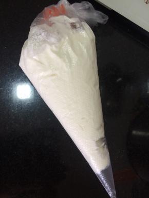 打好的奶油装进裱花袋里