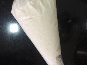 打好的奶油装进裱花袋里