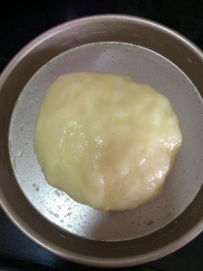 带上手套，把黄油完全揉进面糊里，刚蒸熟的面糊会烫手，要小心，揉好后放冰箱冷藏半小时