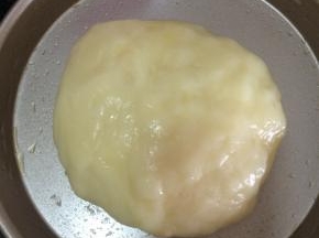 带上手套，把黄油完全揉进面糊里，刚蒸熟的面糊会烫手，要小心，揉好后放冰箱冷藏半小时