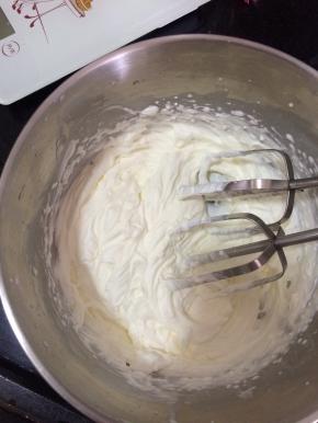 淡奶油加糖粉低速打发至裱花状态
