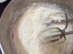 淡奶油加糖粉低速打发至裱花状态