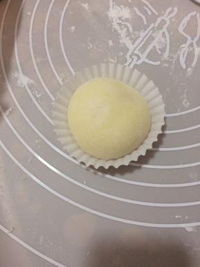 像包包子一样把收口收紧，用个小小杯子把做好的小团子定型然后倒出来放在纸托上