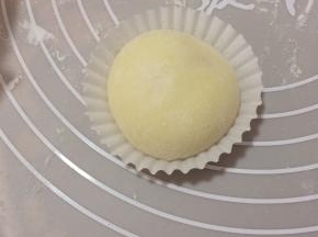 像包包子一样把收口收紧，用个小小杯子把做好的小团子定型然后倒出来放在纸托上