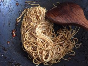 与自制辣酱一起拌均即可