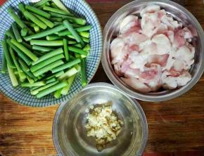 五花肉切薄片，蒜苔切小段，姜蒜剁成碎蓉