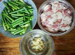 五花肉切薄片，蒜苔切小段，姜蒜剁成碎蓉