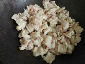 热锅下底油，放入五花肉煸炒