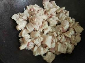 热锅下底油，放入五花肉煸炒