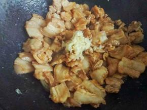 加入，糖，酱油，蚝油，料酒翻炒均匀，接着倒入姜蒜蓉