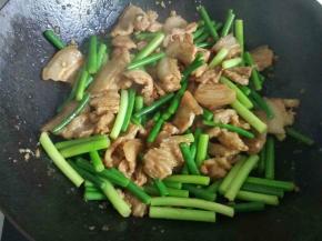 倒入蒜苔翻炒均匀