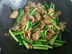 倒入蒜苔翻炒均匀