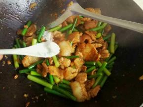 翻炒至断生，加入半匙盐调味