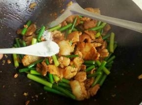 翻炒至断生，加入半匙盐调味