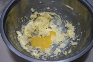 黄油、糖粉、盐，先用刮刀混合在一起，再用电动打蛋器低速搅打均匀，少量多次加入全蛋液；