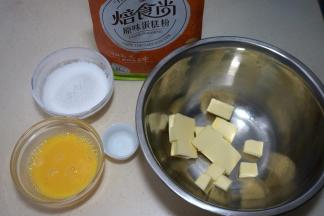 先来制作派皮：无盐黄油80克，糖粉35克，盐1克，全蛋液35克，低筋面粉（蛋糕粉）165克；黄油提前从冰箱取出，室内软化，用手指一按有一个小坑就成了；