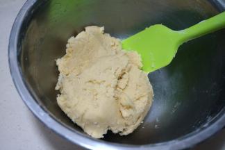 用刮刀混合均匀，无干粉状态即可，不要过分搅拌，防止烤的时候回缩严重；