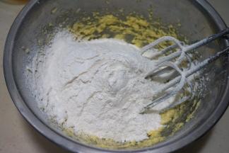 面粉筛入黄油蛋糊中；