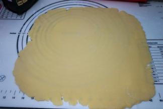 冷藏好的面团取出，放在揉面垫上，撒高筋面粉防粘，高筋面粉入烤箱烘烤后不会变色，用低粉容易变黑；擀成厚约3、4毫米的薄片；