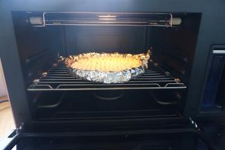 将派盘送入预热好的烤箱中层，上下火180度，烤10分钟；