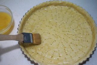 端出来后，晾2分钟，将烘焙石及锡纸移开，在派皮表面刷一层全蛋液；