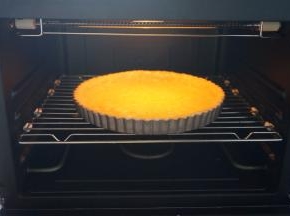 重新送入烤箱中层，上下火175度，15-20分钟，表面变色，全熟；