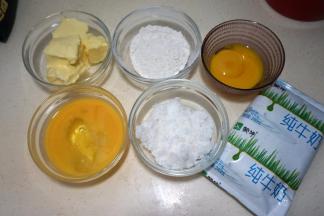 制作卡士达馅料：烤派皮的时候可以制作卡士达酱，这个酱也可以做为泡芙馅、蛋糕夹心。卡士达酱的材料准备好：黄油100克，蛋黄40克（2个），细砂糖 40克，低筋面粉（蛋糕粉）20克，牛奶200克；黄油提前软化，手指一按有个坑就可以了；