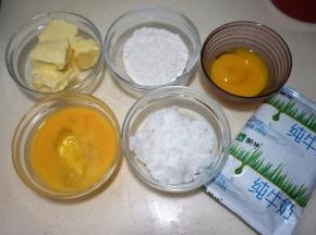 制作卡士达馅料：烤派皮的时候可以制作卡士达酱，这个酱也可以做为泡芙馅、蛋糕夹心。卡士达酱的材料准备好：黄油100克，蛋黄40克（2个），细砂糖 40克，低筋面粉（蛋糕粉）20克，牛奶200克；黄油提前软化，手指一按有个坑就可以了；