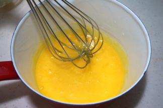 蛋黄、细砂糖同入奶锅中，搅拌均匀；