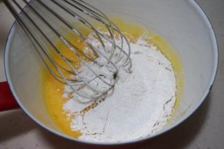 倒入低筋面粉搅拌均匀；