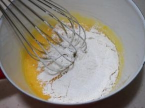 倒入低筋面粉搅拌均匀；