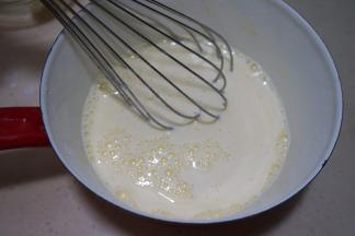 先少量倒入牛奶混合，再将剩下的牛奶全部倒入，搅拌成浆状；