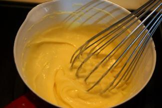 小火加热，不停地搅拌，防止糊锅，直到面糊出现明显的纹路，粘稠状，关火；