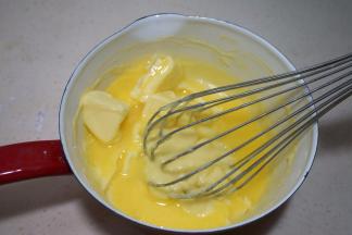 趁热将软化的黄油倒入面糊中；