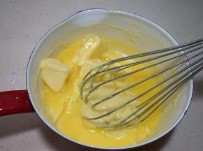 趁热将软化的黄油倒入面糊中；