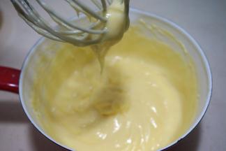 快速搅拌，成细致光滑的卡士达酱；