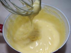 快速搅拌，成细致光滑的卡士达酱；