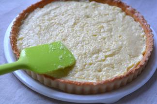 将派皮从派盘中脱模，卡士达酱均匀铺在派皮中；