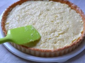 将派皮从派盘中脱模，卡士达酱均匀铺在派皮中；