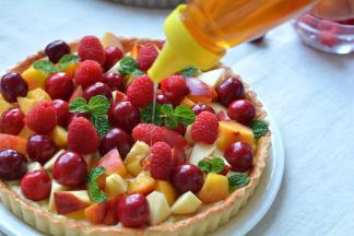 各种水果清洗干净沥水后切块，铺撒在派中，再淋入少许蜂蜜，增加风味。