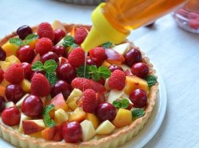 各种水果清洗干净沥水后切块，铺撒在派中，再淋入少许蜂蜜，增加风味。