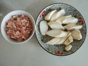 姜葱切碎放到肉馅里，加入小许盐，一勺蚝油，油顺时针拌匀，杏鲍菇洗干净切斜刀片，中间切一刀别切断