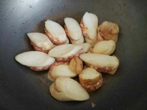 锅里放油，两面煎一下