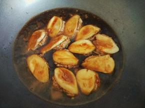 加入半匙盐，糖，老抽，一勺蚝油，生抽，没过食材的清水，煮20分钟